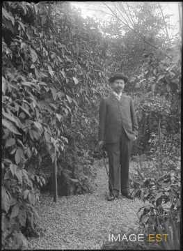 Lucien Nilus dans un jardin (Nancy)